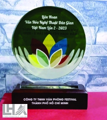 nhu cầu kỷ niệm chương pha lê ngày càng tăng mạnh nhờ sự phát triển của các sự kiện doanh nghiệp, hội nghị, lễ trao giải, lễ vinh danh và các chương trình tri ân nhân viên. Thị trường có vô số đơn vị cung cấp, nhưng không phải nơi nào cũng đảm bảo chất lượng pha lê, độ sắc nét khi khắc logo, cũng như giá cả minh bạch, thời gian giao hàng nhanh, đặc biệt khi khách cần gấp.